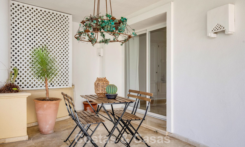 Apartamento muy amplio con jardín en venta en un complejo en primera línea de playa en la New Golden Mile entre Marbella y Estepona 792096