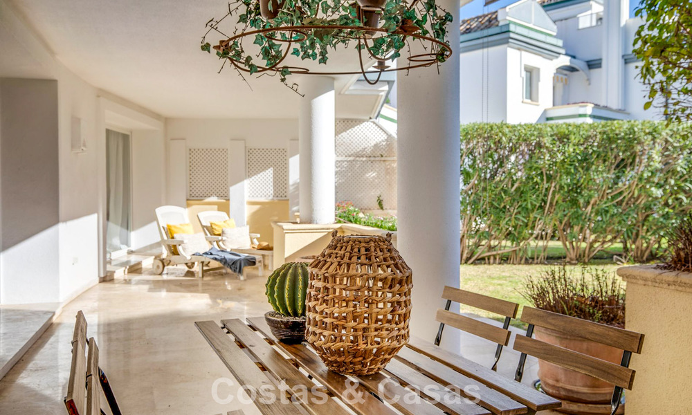 Apartamento muy amplio con jardín en venta en un complejo en primera línea de playa en la New Golden Mile entre Marbella y Estepona 792097