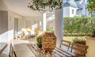 Apartamento muy amplio con jardín en venta en un complejo en primera línea de playa en la New Golden Mile entre Marbella y Estepona 792097 