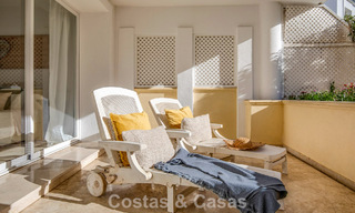 Apartamento muy amplio con jardín en venta en un complejo en primera línea de playa en la New Golden Mile entre Marbella y Estepona 792098 