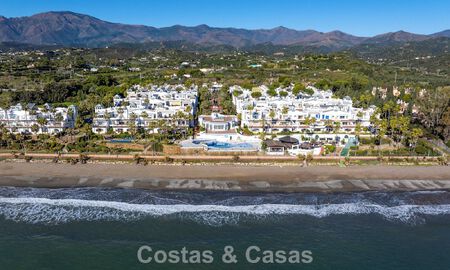 Apartamento muy amplio con jardín en venta en un complejo en primera línea de playa en la New Golden Mile entre Marbella y Estepona 792099