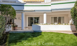 Apartamento muy amplio con jardín en venta en un complejo en primera línea de playa en la New Golden Mile entre Marbella y Estepona 792101 