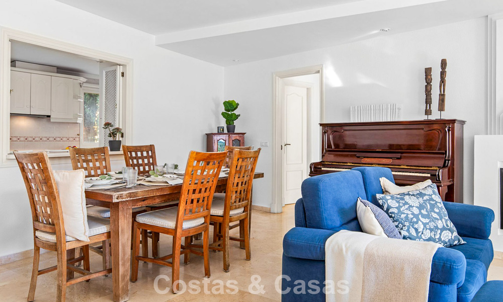 Apartamento muy amplio con jardín en venta en un complejo en primera línea de playa en la New Golden Mile entre Marbella y Estepona 792104