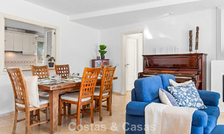 Apartamento muy amplio con jardín en venta en un complejo en primera línea de playa en la New Golden Mile entre Marbella y Estepona 792104 