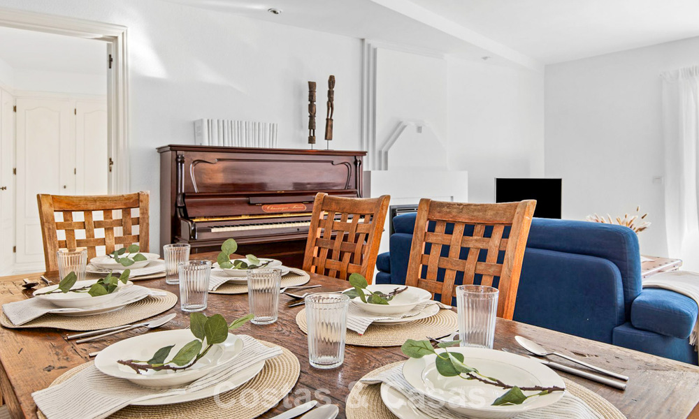 Apartamento muy amplio con jardín en venta en un complejo en primera línea de playa en la New Golden Mile entre Marbella y Estepona 792105