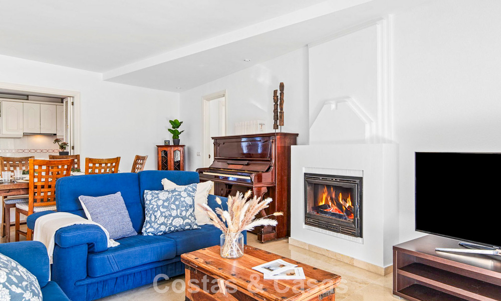 Apartamento muy amplio con jardín en venta en un complejo en primera línea de playa en la New Golden Mile entre Marbella y Estepona 792106