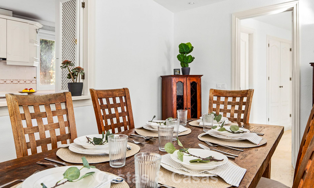 Apartamento muy amplio con jardín en venta en un complejo en primera línea de playa en la New Golden Mile entre Marbella y Estepona 792107