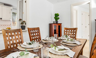 Apartamento muy amplio con jardín en venta en un complejo en primera línea de playa en la New Golden Mile entre Marbella y Estepona 792107 