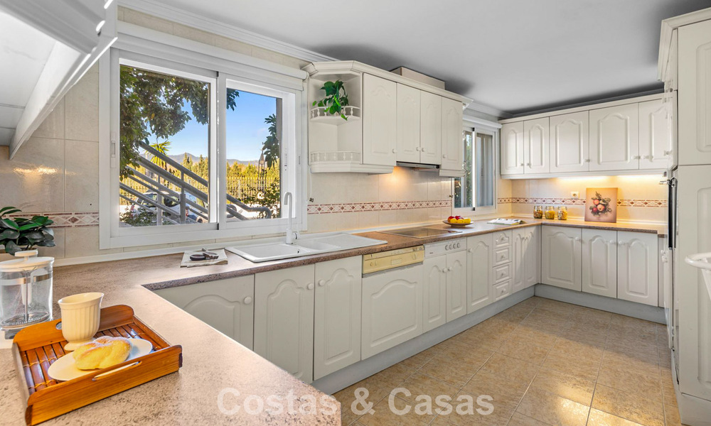 Apartamento muy amplio con jardín en venta en un complejo en primera línea de playa en la New Golden Mile entre Marbella y Estepona 792108