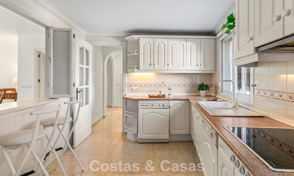 Apartamento muy amplio con jardín en venta en un complejo en primera línea de playa en la New Golden Mile entre Marbella y Estepona 792109