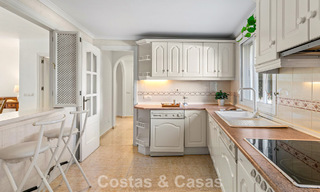 Apartamento muy amplio con jardín en venta en un complejo en primera línea de playa en la New Golden Mile entre Marbella y Estepona 792109 