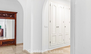 Apartamento muy amplio con jardín en venta en un complejo en primera línea de playa en la New Golden Mile entre Marbella y Estepona 792110 