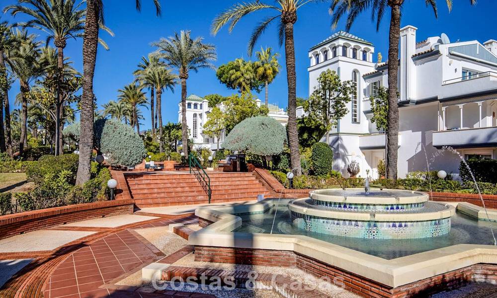 Apartamento muy amplio con jardín en venta en un complejo en primera línea de playa en la New Golden Mile entre Marbella y Estepona 792112