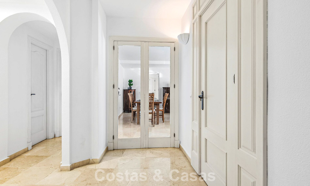 Apartamento muy amplio con jardín en venta en un complejo en primera línea de playa en la New Golden Mile entre Marbella y Estepona 792113