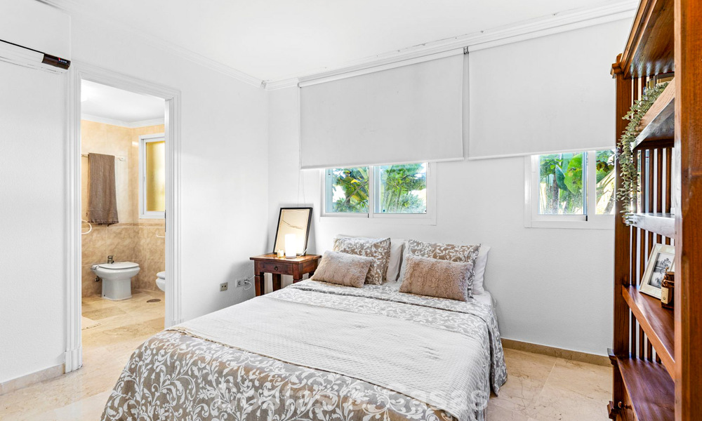 Apartamento muy amplio con jardín en venta en un complejo en primera línea de playa en la New Golden Mile entre Marbella y Estepona 792114