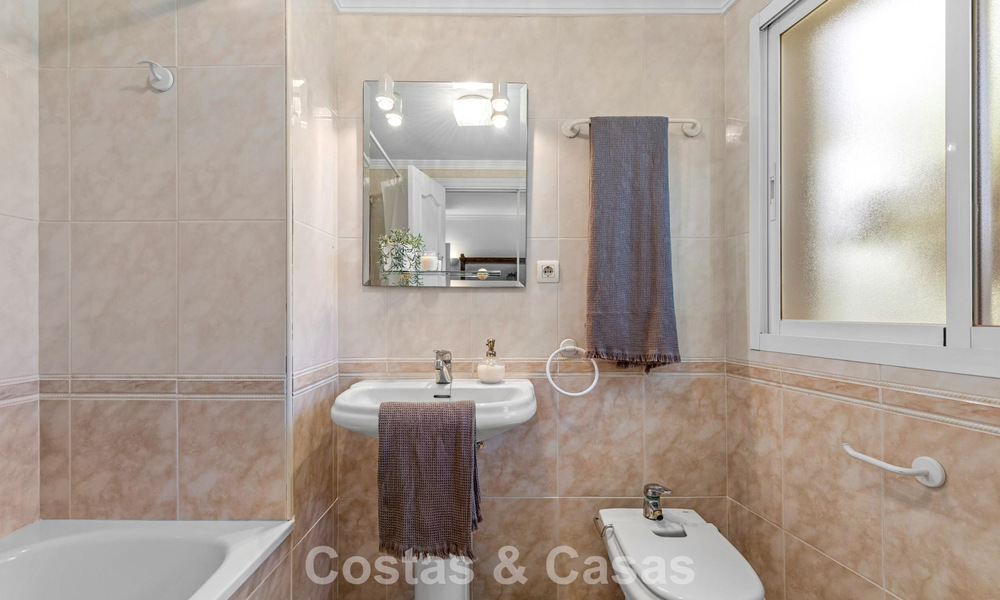 Apartamento muy amplio con jardín en venta en un complejo en primera línea de playa en la New Golden Mile entre Marbella y Estepona 792115