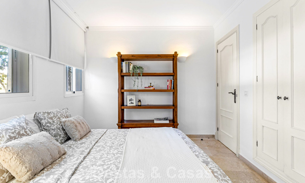 Apartamento muy amplio con jardín en venta en un complejo en primera línea de playa en la New Golden Mile entre Marbella y Estepona 792116