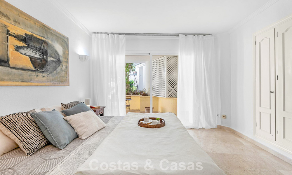 Apartamento muy amplio con jardín en venta en un complejo en primera línea de playa en la New Golden Mile entre Marbella y Estepona 792117
