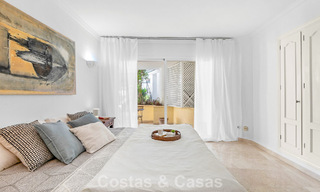 Apartamento muy amplio con jardín en venta en un complejo en primera línea de playa en la New Golden Mile entre Marbella y Estepona 792117 