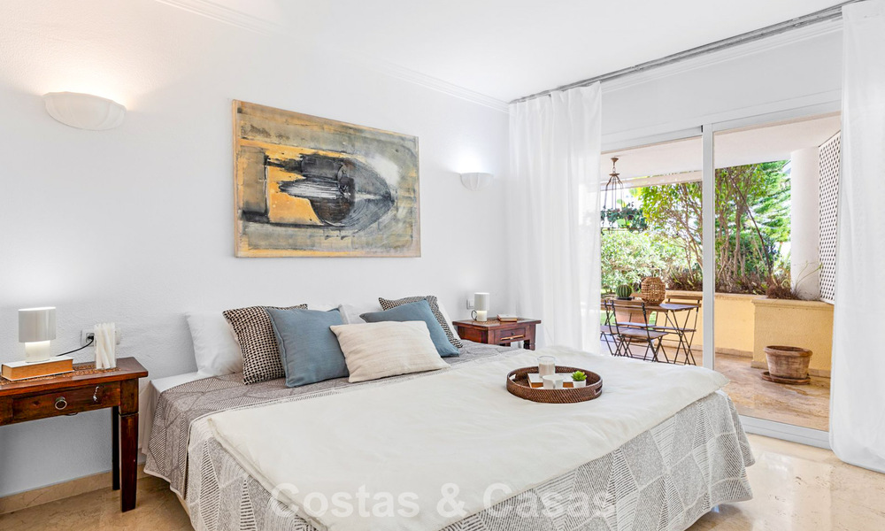 Apartamento muy amplio con jardín en venta en un complejo en primera línea de playa en la New Golden Mile entre Marbella y Estepona 792119