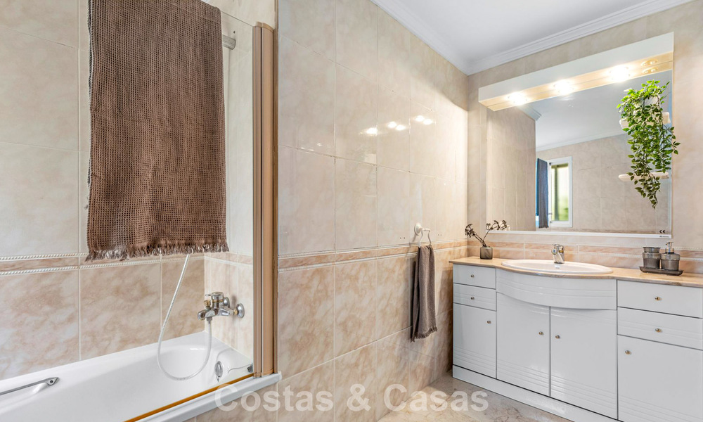 Apartamento muy amplio con jardín en venta en un complejo en primera línea de playa en la New Golden Mile entre Marbella y Estepona 792121