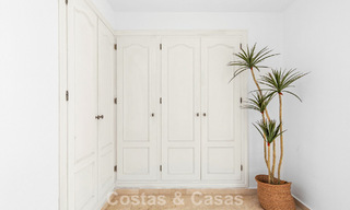 Apartamento muy amplio con jardín en venta en un complejo en primera línea de playa en la New Golden Mile entre Marbella y Estepona 792122 