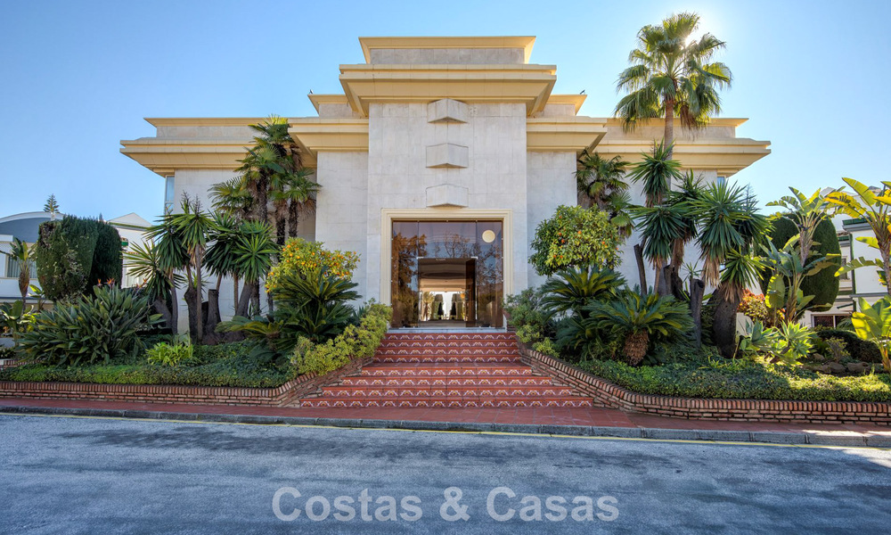 Apartamento muy amplio con jardín en venta en un complejo en primera línea de playa en la New Golden Mile entre Marbella y Estepona 792123