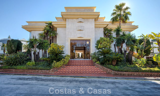 Apartamento muy amplio con jardín en venta en un complejo en primera línea de playa en la New Golden Mile entre Marbella y Estepona 792123 