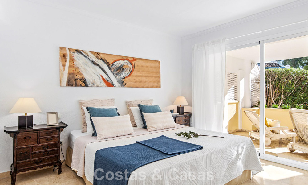 Apartamento muy amplio con jardín en venta en un complejo en primera línea de playa en la New Golden Mile entre Marbella y Estepona 792124