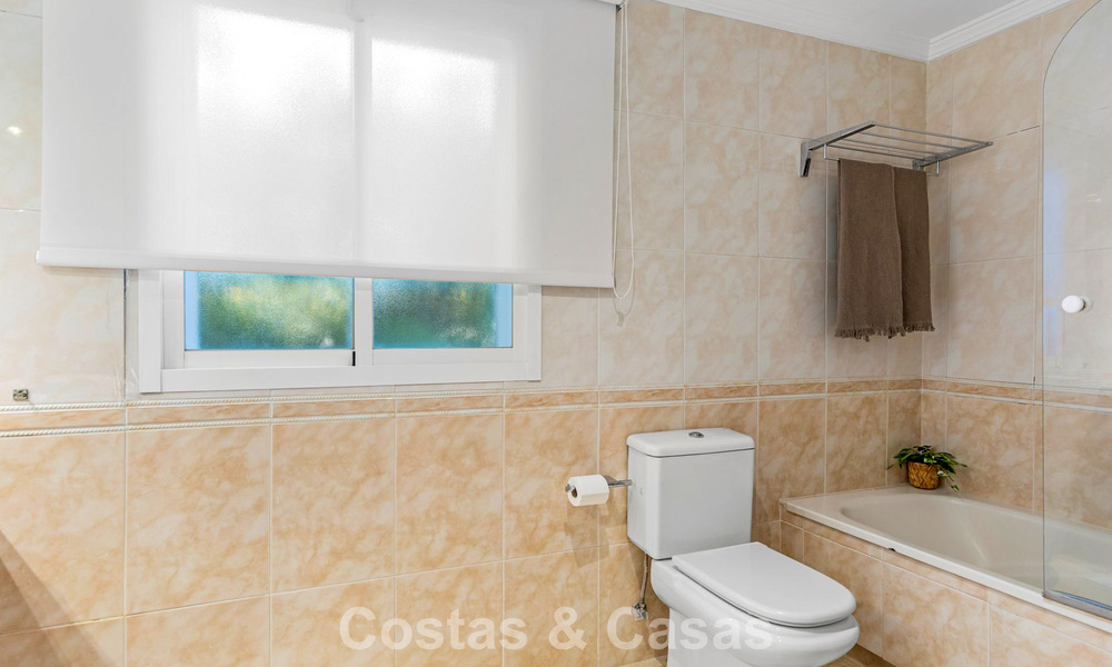 Apartamento muy amplio con jardín en venta en un complejo en primera línea de playa en la New Golden Mile entre Marbella y Estepona 792125