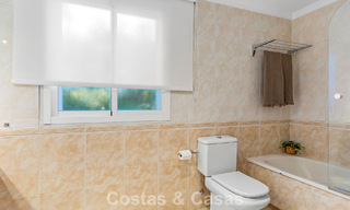 Apartamento muy amplio con jardín en venta en un complejo en primera línea de playa en la New Golden Mile entre Marbella y Estepona 792125 