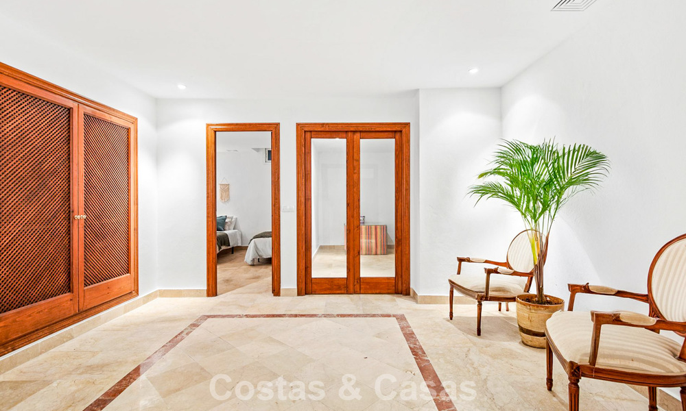 Apartamento muy amplio con jardín en venta en un complejo en primera línea de playa en la New Golden Mile entre Marbella y Estepona 792127