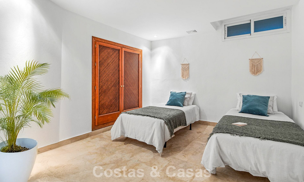 Apartamento muy amplio con jardín en venta en un complejo en primera línea de playa en la New Golden Mile entre Marbella y Estepona 792128