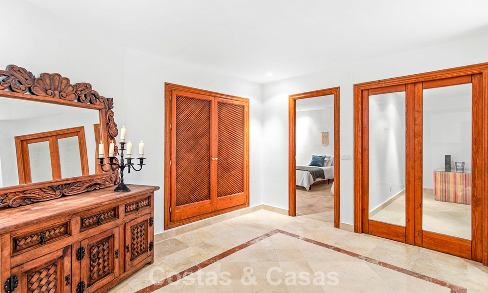 Apartamento muy amplio con jardín en venta en un complejo en primera línea de playa en la New Golden Mile entre Marbella y Estepona 792129