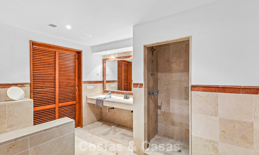 Apartamento muy amplio con jardín en venta en un complejo en primera línea de playa en la New Golden Mile entre Marbella y Estepona 792130