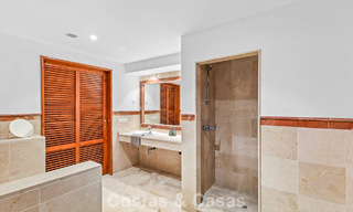 Apartamento muy amplio con jardín en venta en un complejo en primera línea de playa en la New Golden Mile entre Marbella y Estepona 792130 