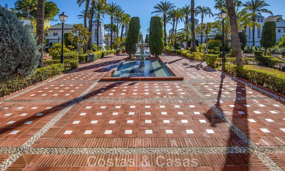 Apartamento muy amplio con jardín en venta en un complejo en primera línea de playa en la New Golden Mile entre Marbella y Estepona 792132