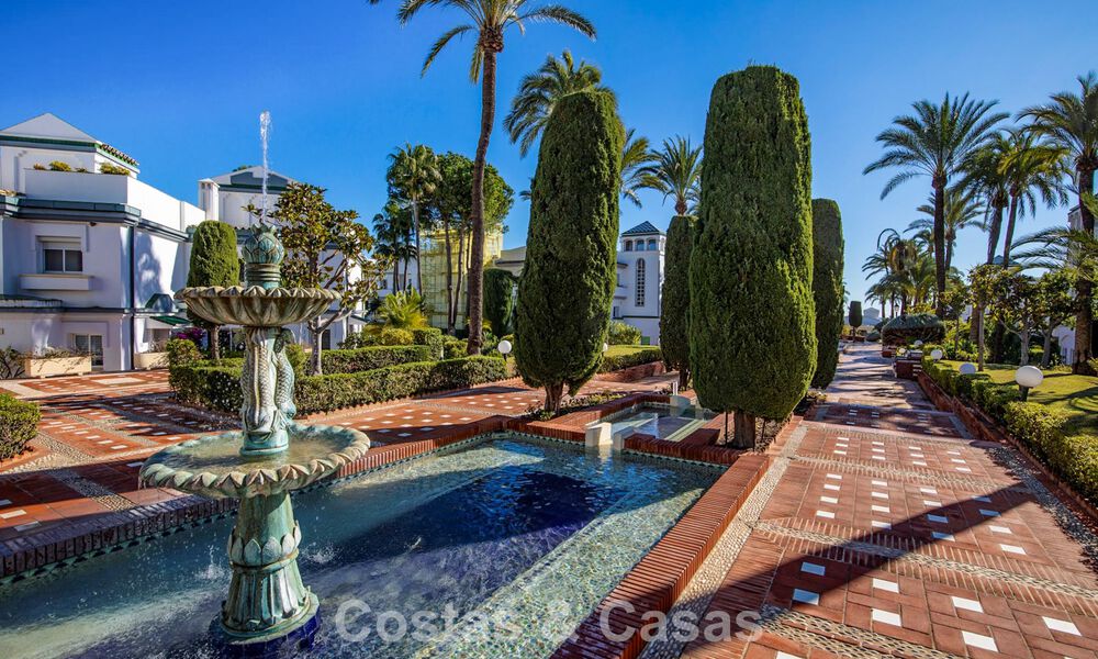 Apartamento muy amplio con jardín en venta en un complejo en primera línea de playa en la New Golden Mile entre Marbella y Estepona 792133