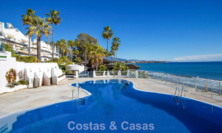 Apartamento muy amplio con jardín en venta en un complejo en primera línea de playa en la New Golden Mile entre Marbella y Estepona 792134 