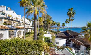 Apartamento muy amplio con jardín en venta en un complejo en primera línea de playa en la New Golden Mile entre Marbella y Estepona 792135 