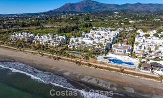 Apartamento muy amplio con jardín en venta en un complejo en primera línea de playa en la New Golden Mile entre Marbella y Estepona 792136 