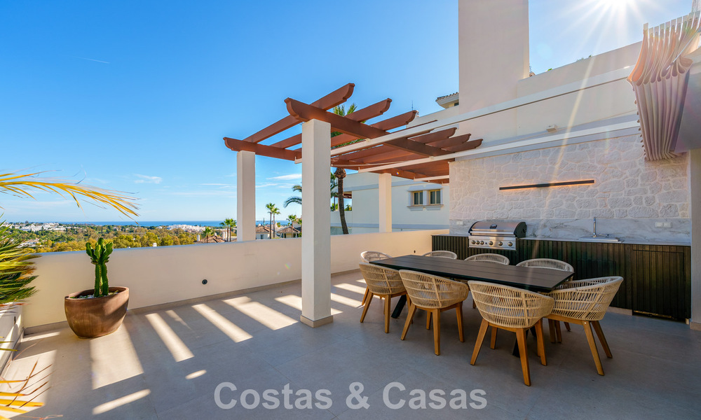 Ático renovado de estilo contemporáneo con piscina privada y vistas panorámicas al mar en Nueva Andalucía, Marbella 792143