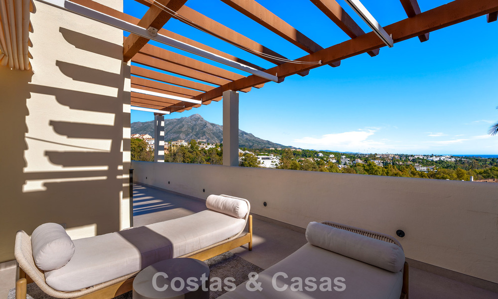 Ático renovado de estilo contemporáneo con piscina privada y vistas panorámicas al mar en Nueva Andalucía, Marbella 792144