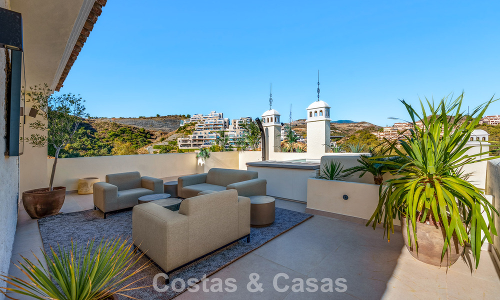 Ático renovado de estilo contemporáneo con piscina privada y vistas panorámicas al mar en Nueva Andalucía, Marbella 792147