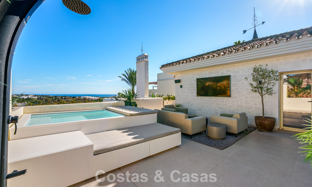 Ático renovado de estilo contemporáneo con piscina privada y vistas panorámicas al mar en Nueva Andalucía, Marbella 792150