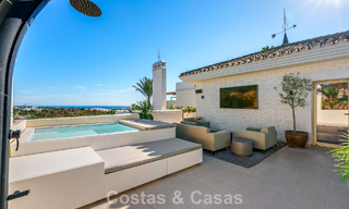 Ático renovado de estilo contemporáneo con piscina privada y vistas panorámicas al mar en Nueva Andalucía, Marbella 792150 
