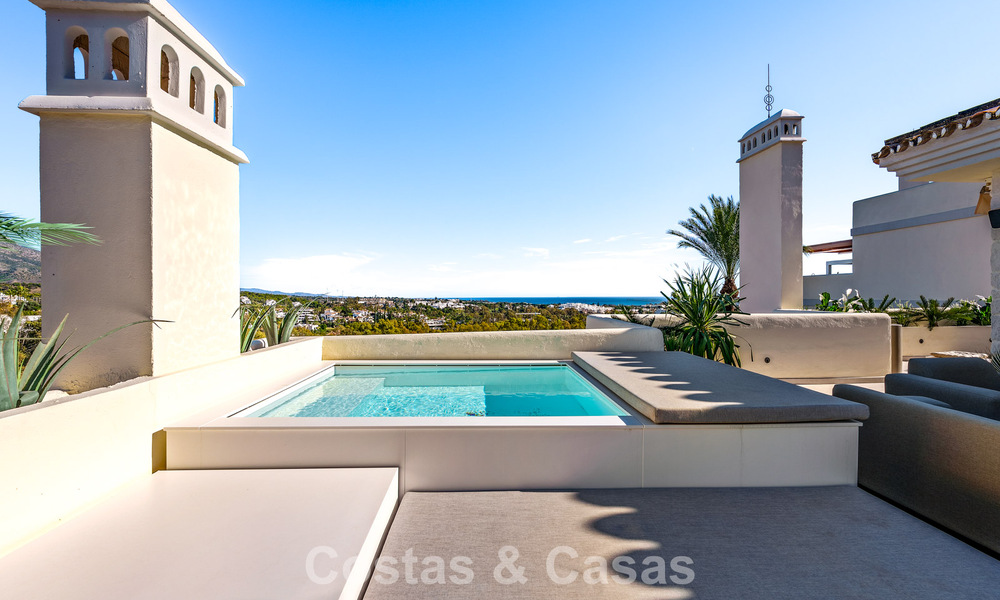 Ático renovado de estilo contemporáneo con piscina privada y vistas panorámicas al mar en Nueva Andalucía, Marbella 792151