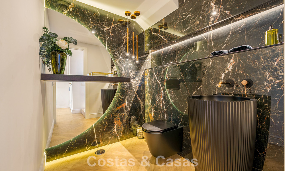 Ático renovado de estilo contemporáneo con piscina privada y vistas panorámicas al mar en Nueva Andalucía, Marbella 792153