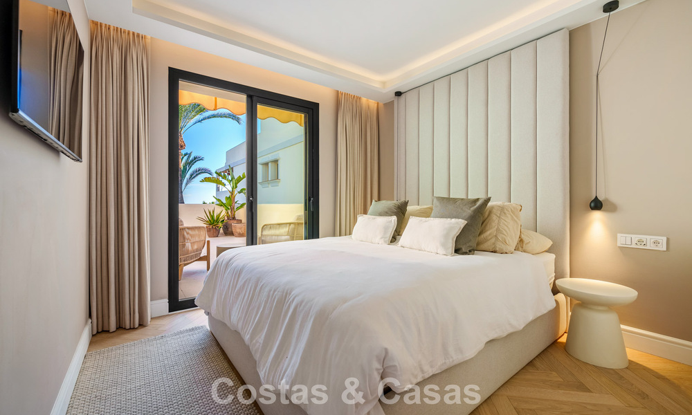 Ático renovado de estilo contemporáneo con piscina privada y vistas panorámicas al mar en Nueva Andalucía, Marbella 792155