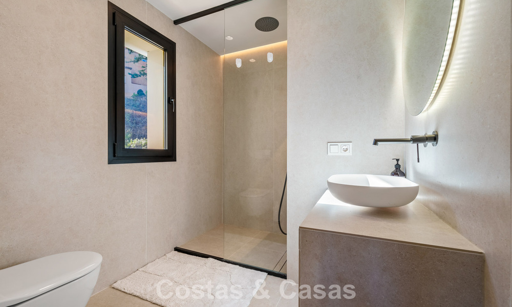 Ático renovado de estilo contemporáneo con piscina privada y vistas panorámicas al mar en Nueva Andalucía, Marbella 792156